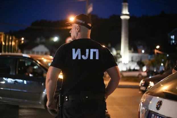 Novi Pazar: Građani i studenti održali su 17 minuta tišine ispred Gradske uprave, nakon toga su nastavili blokirati magistralni put