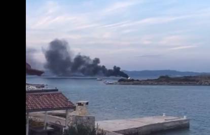 Buknuo požar na gliseru: 'Ljudi su uspaničeno skakali u more'