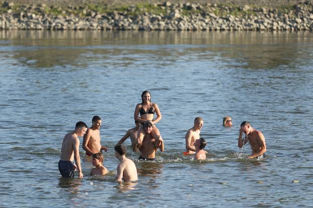 Osijek: Visoka temperatura je  izmamila mnogobrojne građane na osvježenje u Dravi