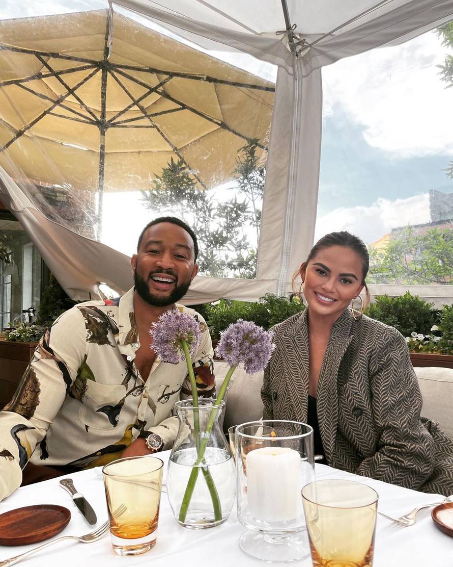 Chrissy Teigen godinu je dana trijezna: 'Da se bar sjećam više stvari. Oči kao da su mi nestale'