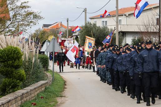 UŽIVO Velike Kolone sjećanja u Vukovaru i Škabrnji: 'Miješaju mi se osjećaji ponosa i tuge'