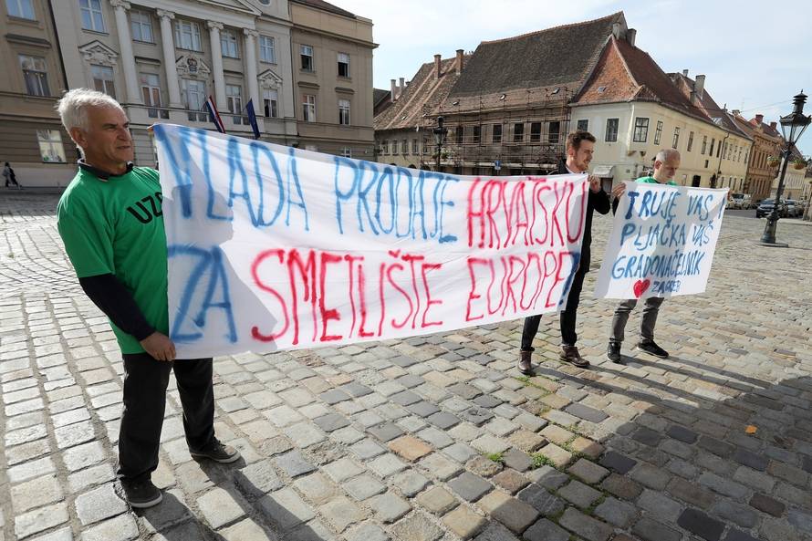 Zagreb: Performans "Hrvatska (EU) smetliÅ¡te za generacije" ispred Vlade RH