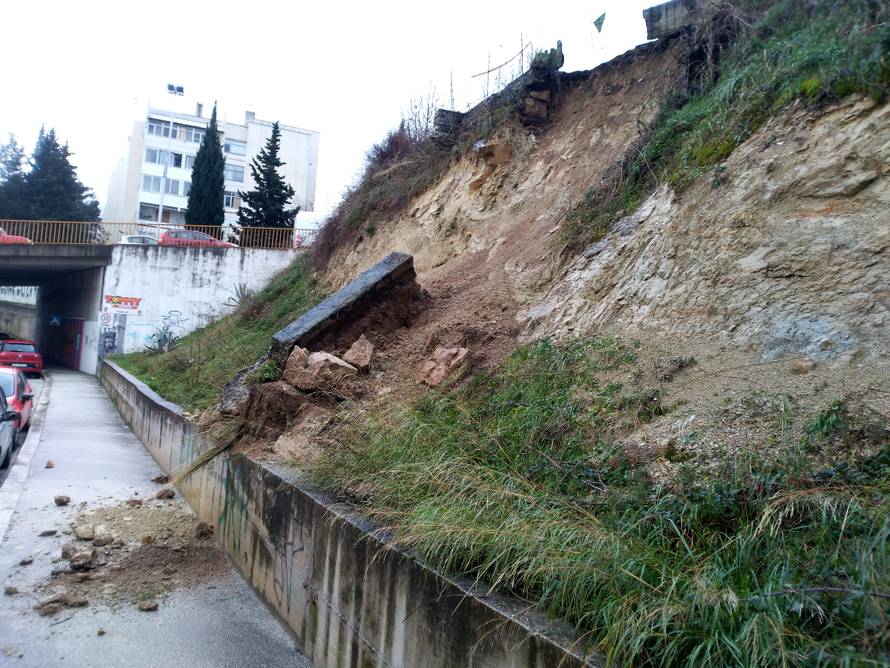 Opasnost! Odlomila se velika kamena gromada u Splitu