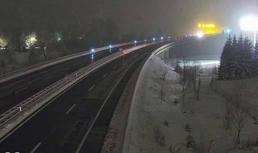 FOTO Snijeg i bura stvaraju kaos prema Rijeci, nema pravca za kamione. Ovako izgledaju ceste