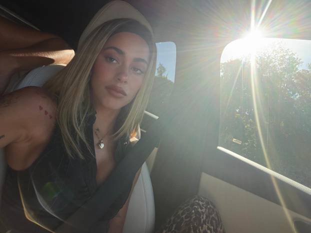 Svjetski prvak ljubi atraktivnu pjevačicu. Uskoro će se vjenčati