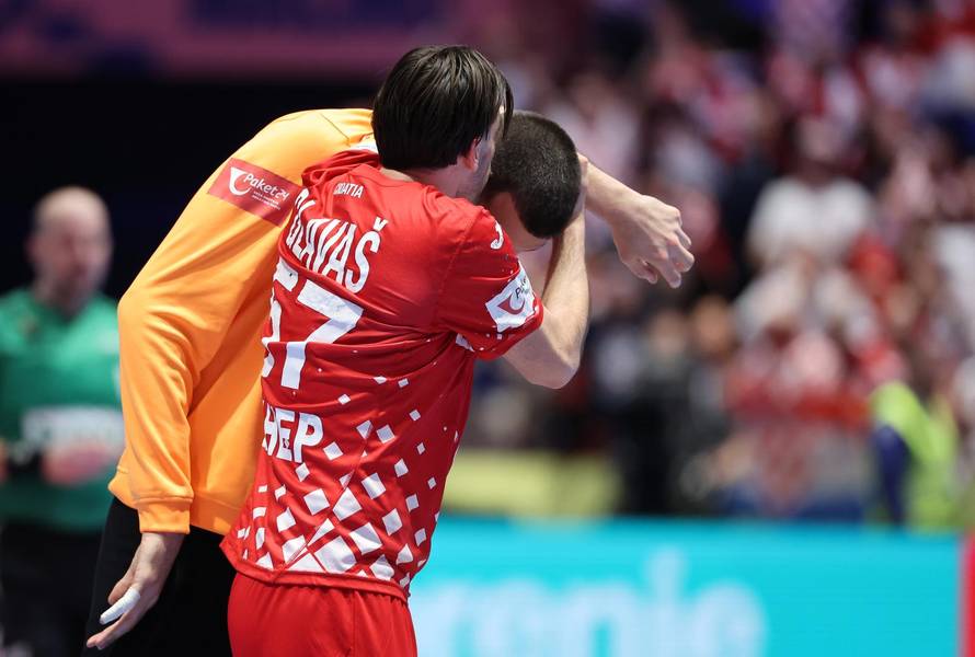 Malmo: Hrvatski rukometaši slave pobjedu u zagrljajima i poljupcima svojih najmilijih