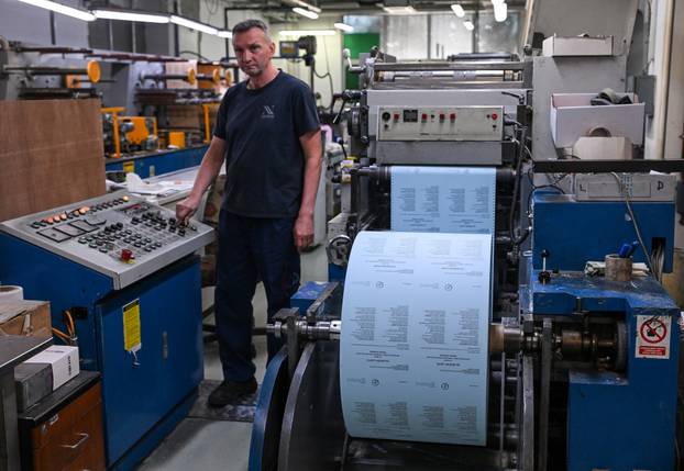 Zagreb: U tiskari Narodnih novina tiskaju se listi&cacute;i za lokalne izbore 2025.