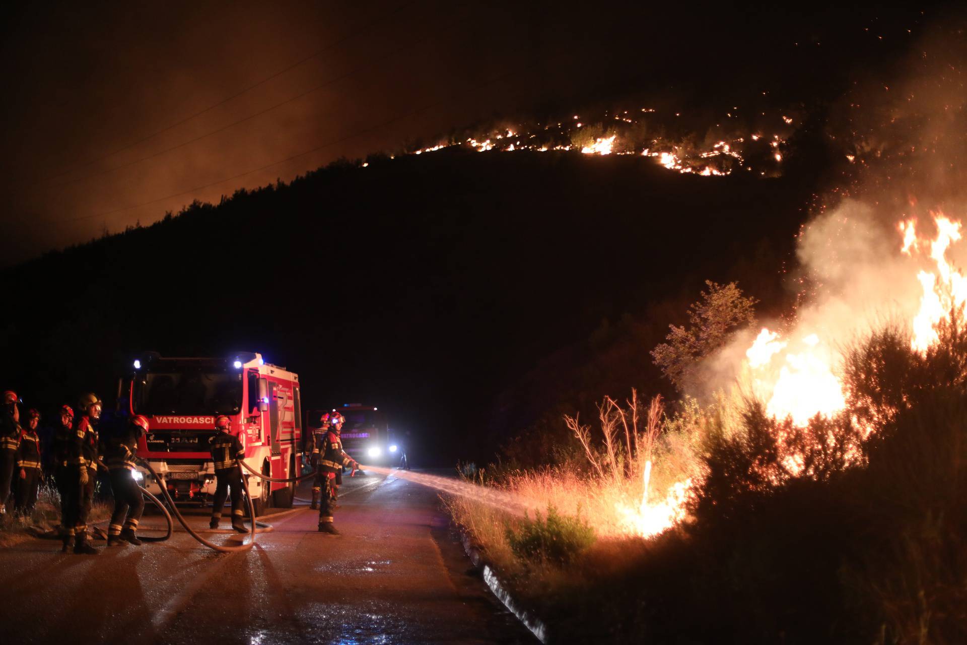 Jak vjetar stvara poteškoće vatrogascima na požarištima kod Žrnovnice, Srinjina i Sitnog Donjeg