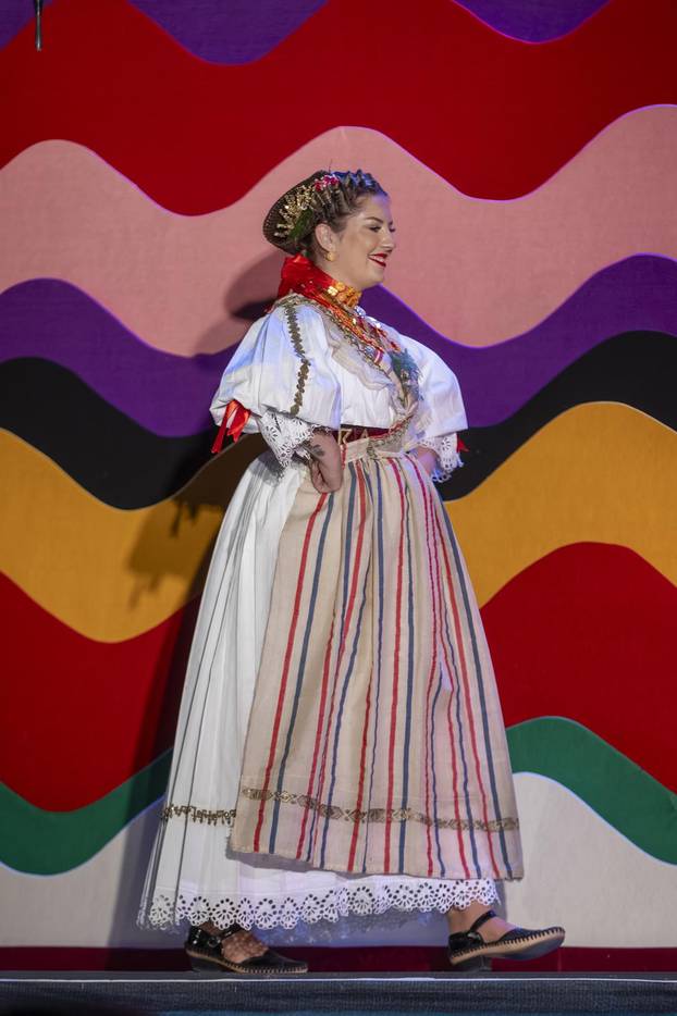 Županja: U sklopu 59. Šokačkog sijela održana Revija narodnih nošnji zlatara