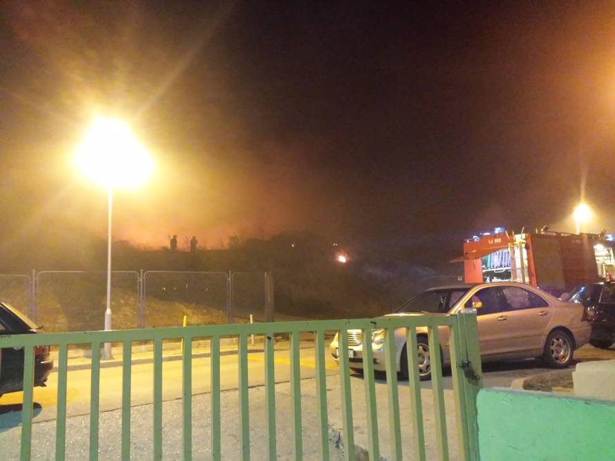 Škola nije bila u opasnosti: U požaru gorjeli trava i raslinje