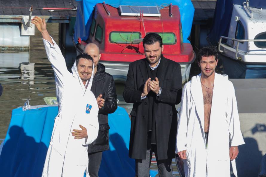 Osijek: Kao nasljednici Duška Rudeža-Tuljana, mladići se okupali u hladnoj Dravi