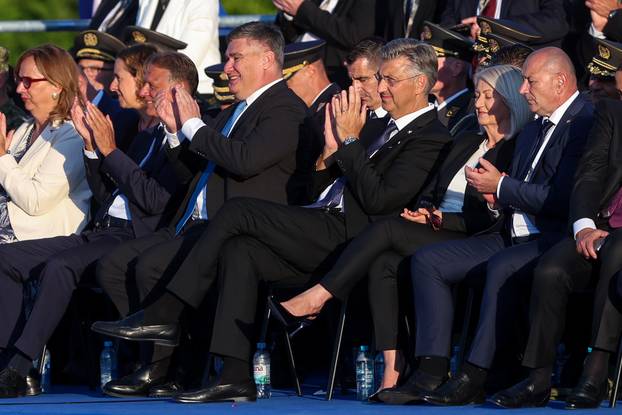 Zagreb: Uzvanici iz lože prate svečani vojni mimohod u povodu 30. obljetnice VRO Oluja