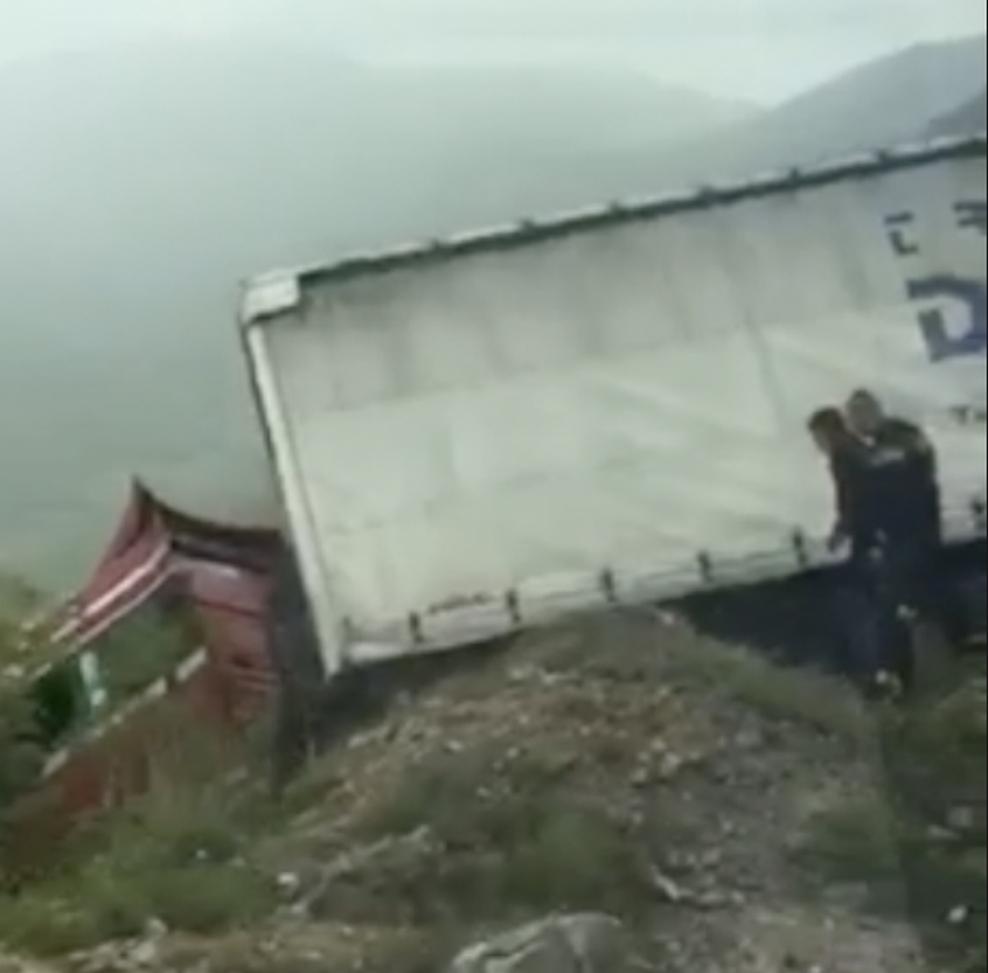 Prebrzo vozio? Kamion izletio s ceste i skoro pao u provaliju