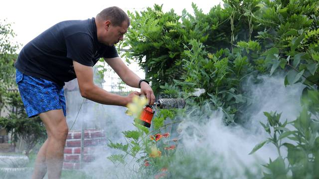 Osijek: Neki su za borbu protiv komaraca izradili svoj vlastiti stroj za zaprašivanje