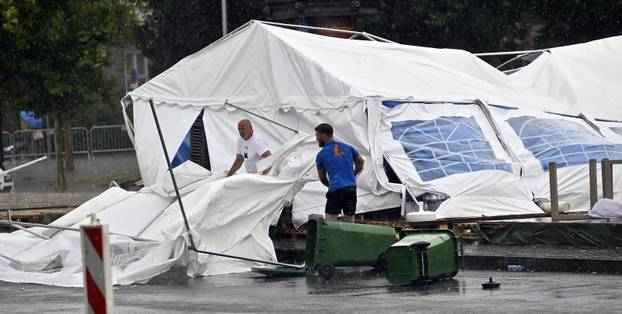 Šatorsko naselje ispred Narodne skupštine Republike Srbije nije izdržalo nevrijeme koje je pogodilo Beograd