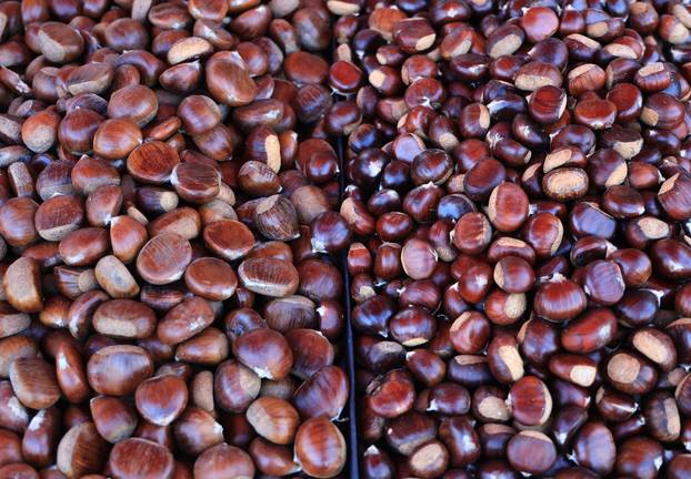 Zagreb: Na Dolac stigli prvi ovogodišnji kesteni, cijene su od 5 do 7 eura