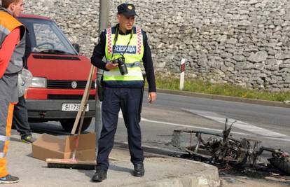 Motocikl se sudario s autom i zapalio, vozačica ozlijeđena