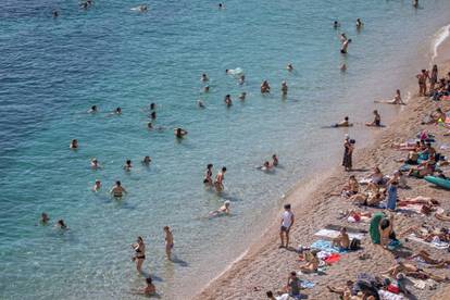 FOTO Stiže jesen, a na plaži u Dubrovniku se traži mjesto više!