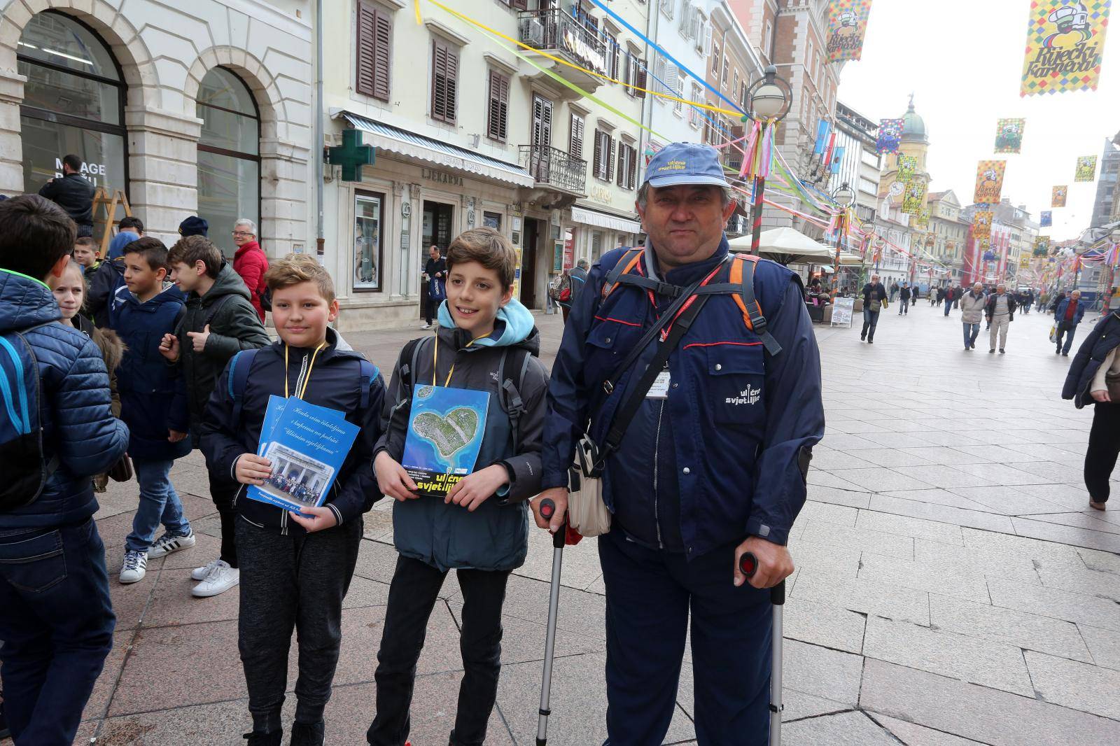 Nije im teško: Osnovnoškolci pomažu beskućnicima na ulici