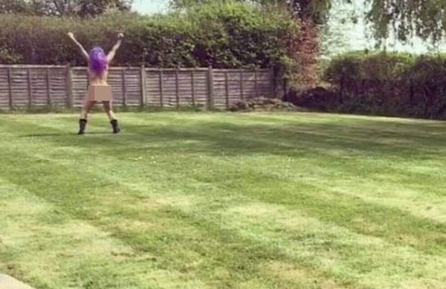 Proslavila razvod: Jodie Marsh potpuno gola trči po dvorištu