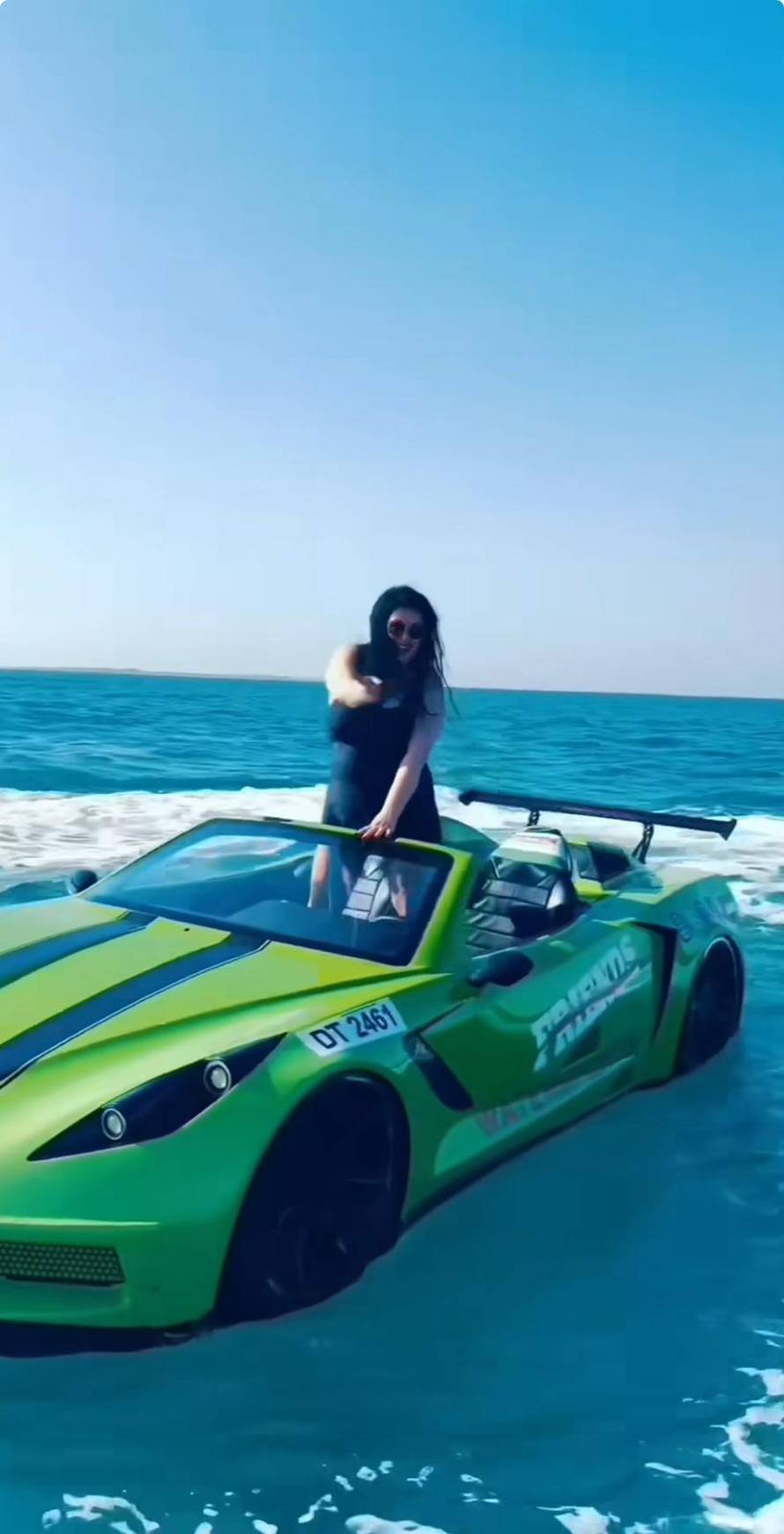 Dragana Mirković u Dubaiju juri 'autom' po vodi: Sa Sekom pila poseban 'zlatni' cappuccino...