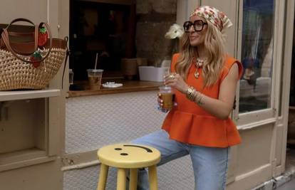 Jarka narančasta kao podloga za majicu ženstvenog kroja