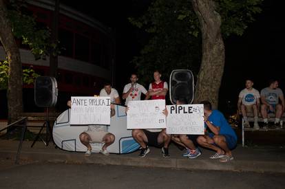 FOTO Veliki doček za prvake u futsalu: Kod studentskog doma bile stotine ljudi, palili baklje