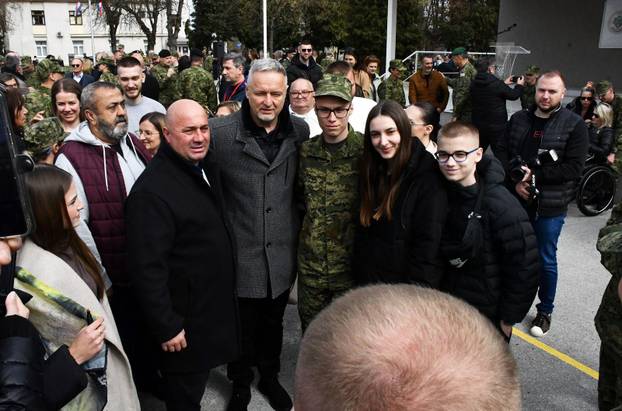 Na svečanoj prisegi ročnika u Požegi pozornost je privukla Diva Perković, kći pjevača Marka Perkovića Thompsona