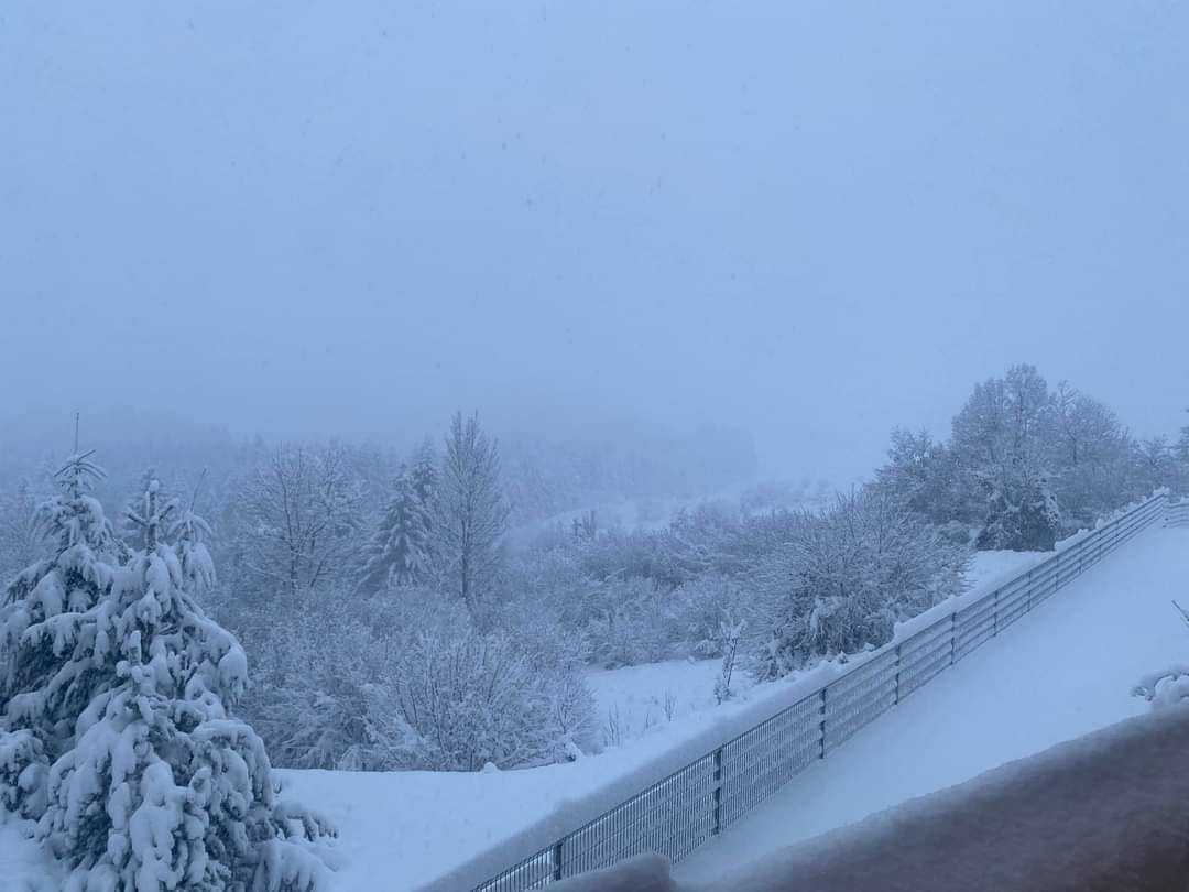 VIDEO Prve pahulje: Snježna idila diljem Gorskog kotara, Mrkopalj prekriven snijegom