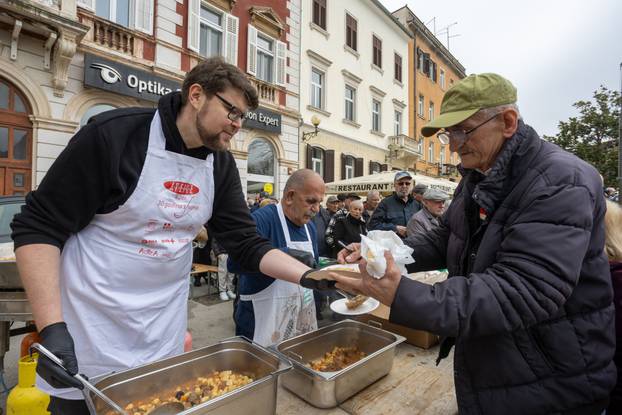 Pula:  500 besplatnih porcija “Lovačkog doručka” podjeljeno na slast prisutnim puljanima
