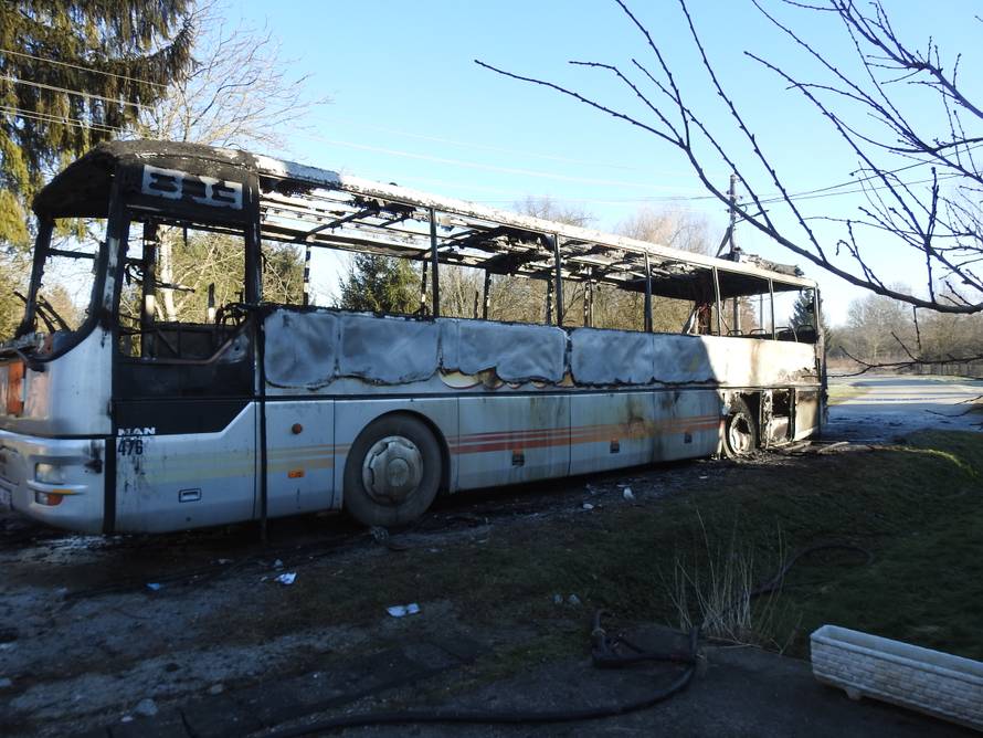 Video: 'Brzo, svi van!' Izgorio školski autobus kod Garešnice