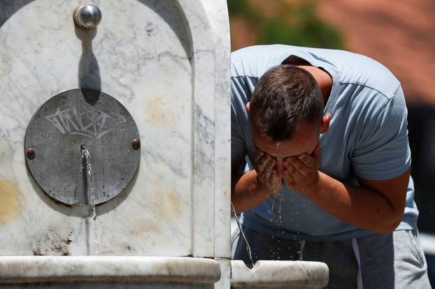 Residents and tourists battle heatwave in Podgorica