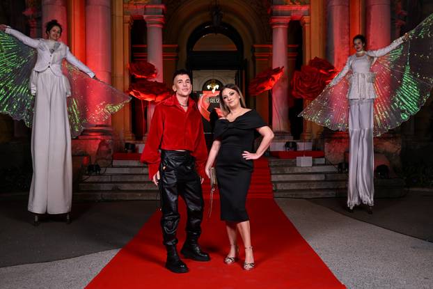 Zagreb: Dolazak uzvanika na dodjelu medijske nagrade "Večernjakova ruža" u Hrvatskom narodnom kazalištu