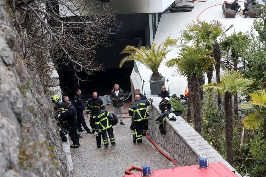 Opatija: U garaži luksuzne vile izgorjela tri skupocjena vozila