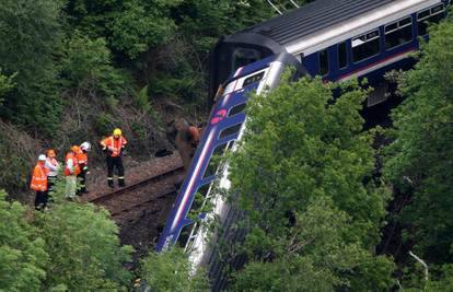 Škotska: Vlak je izletio iz tračnica, devet ozlijeđenih