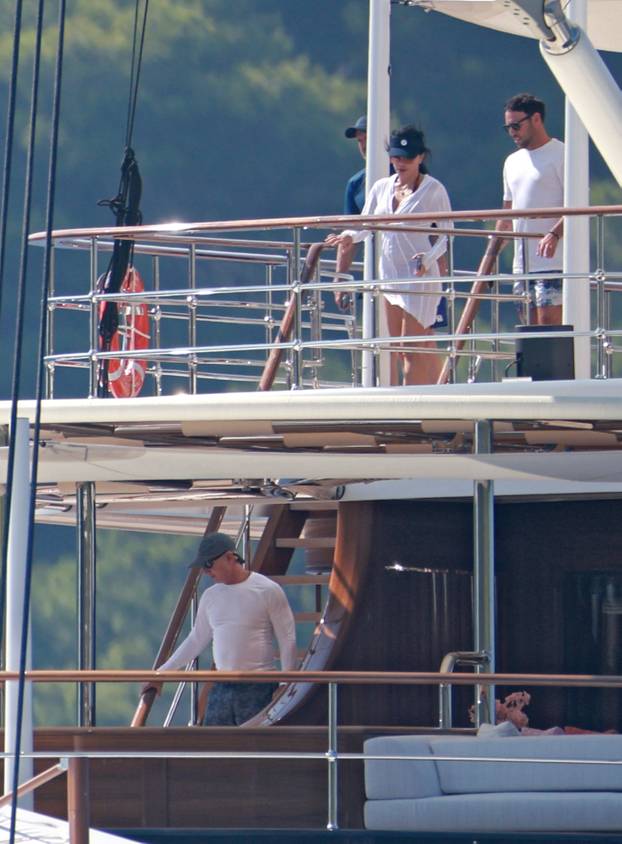 Lastovo: Poznati na jahti Jeffa Bezosa zabavljali se na palubi i u moru