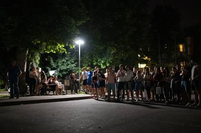 FOTO Veliki doček za prvake u futsalu: Kod studentskog doma bile stotine ljudi, palili baklje