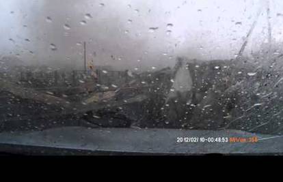 Rusija: Probao je pobjeći oluji, a ona mu srušila kuću i garažu