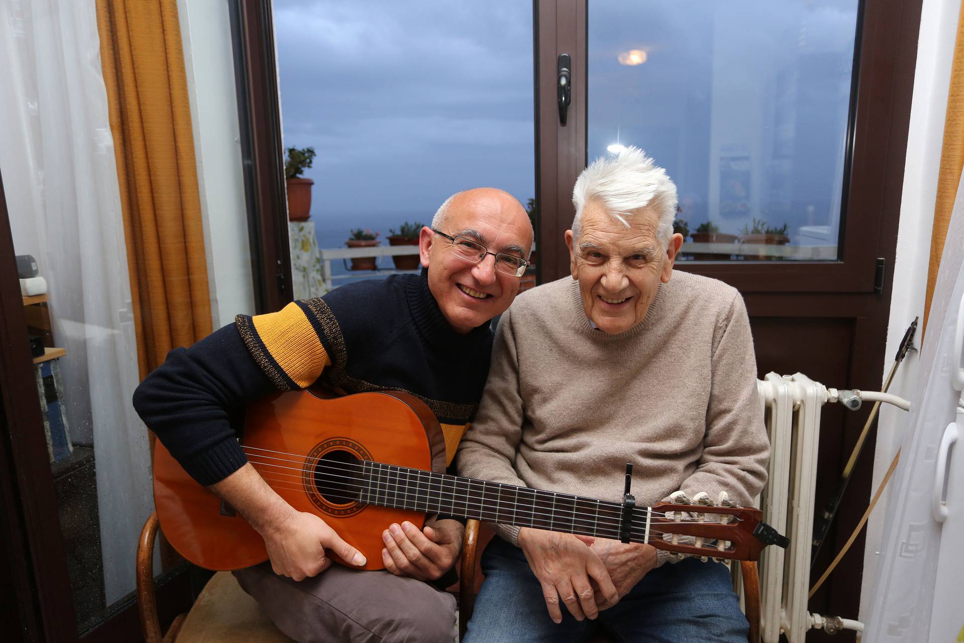 Rijeka: Bruno Petrali u 95 godini pjeva sa gitaristom Goranom Trohom