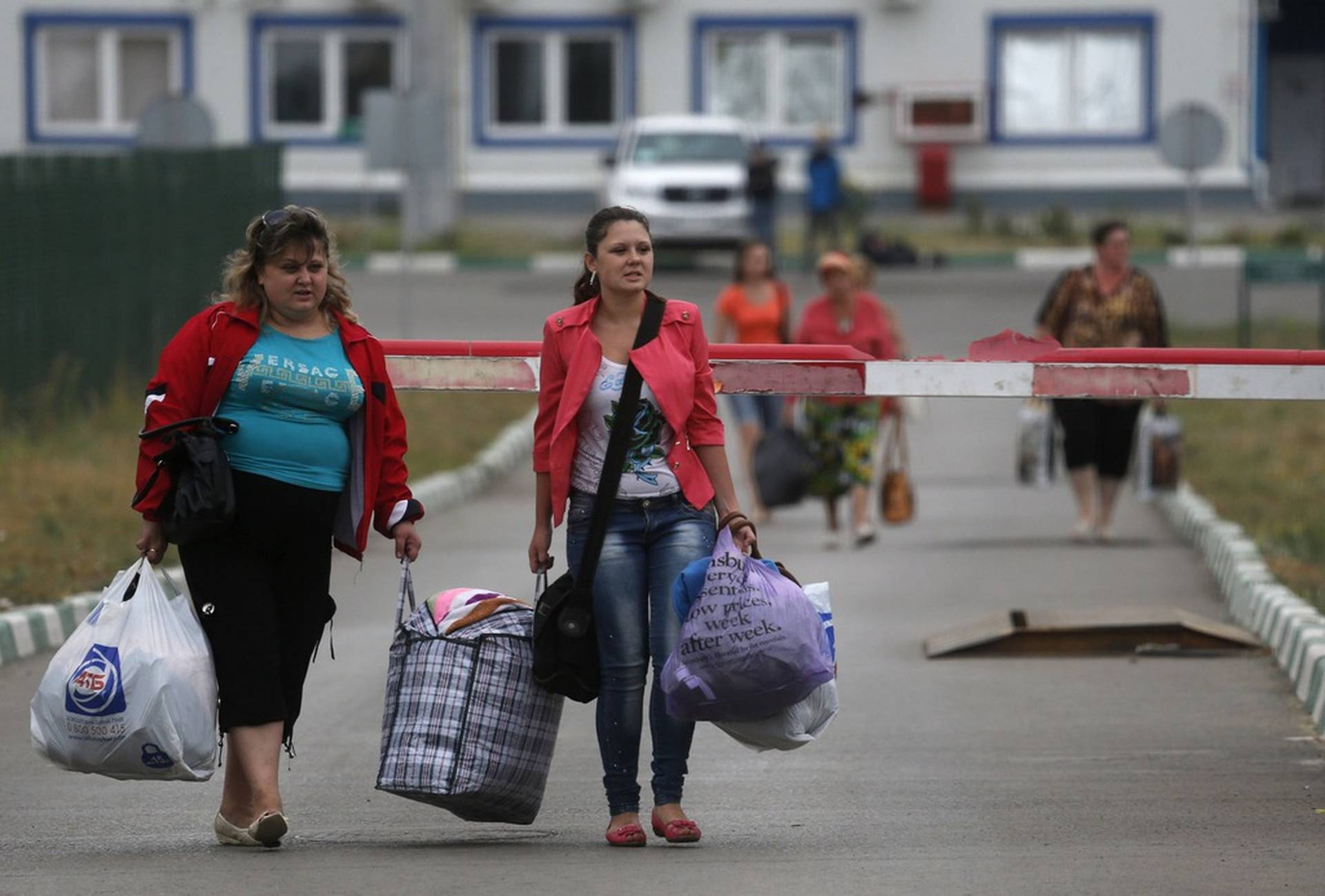 Приехал в москву на заработки. Девушка с сумкой. Люди уезжают. Беженцы сумки.