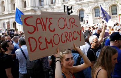 Britanci prosvjeduju protiv premijerovog 'državnog udara'