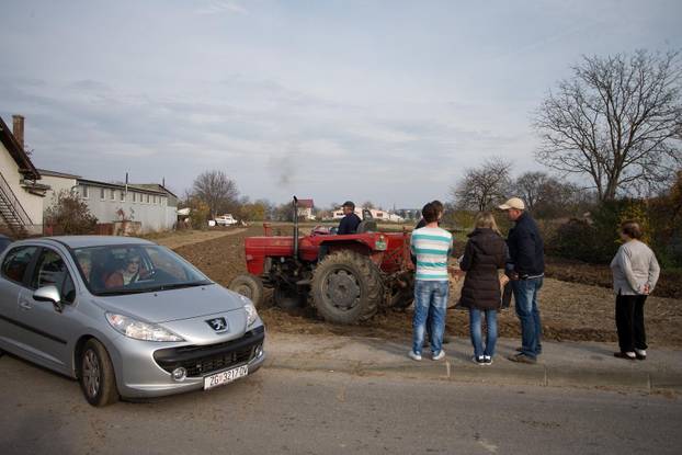 Zagreb: Parkirali na privatnom zemljištu, vlasnik izorao zemljište i ljudi sad ne mogu izaći autima