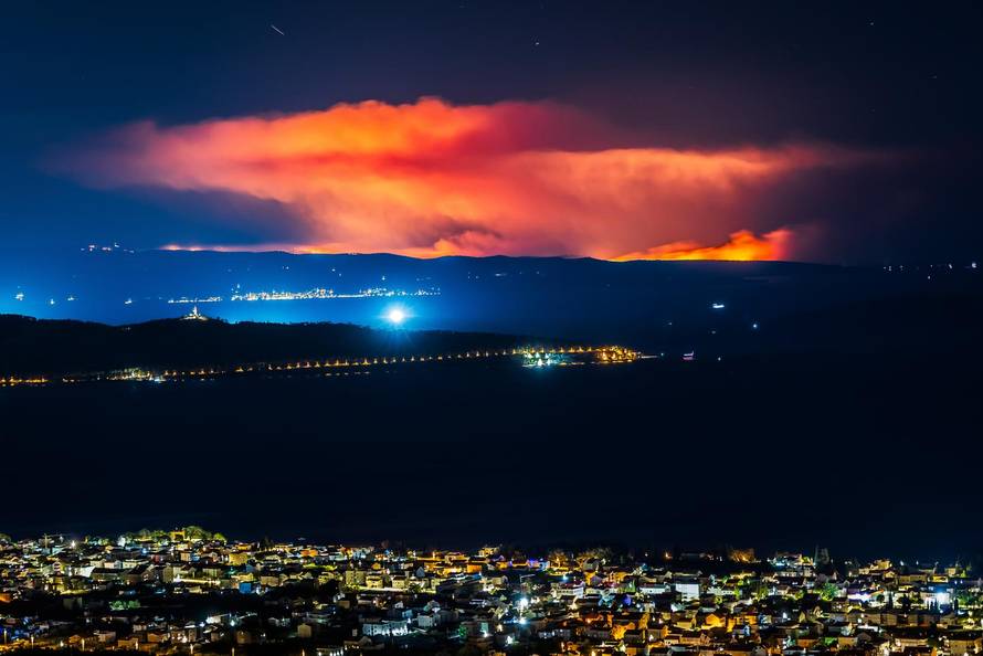 Pogled s Kozjaka na požar na Braču