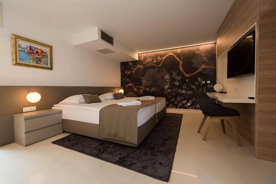 Uz blagoslov svećenika Dejan Lovren je otvorio svoj hotel