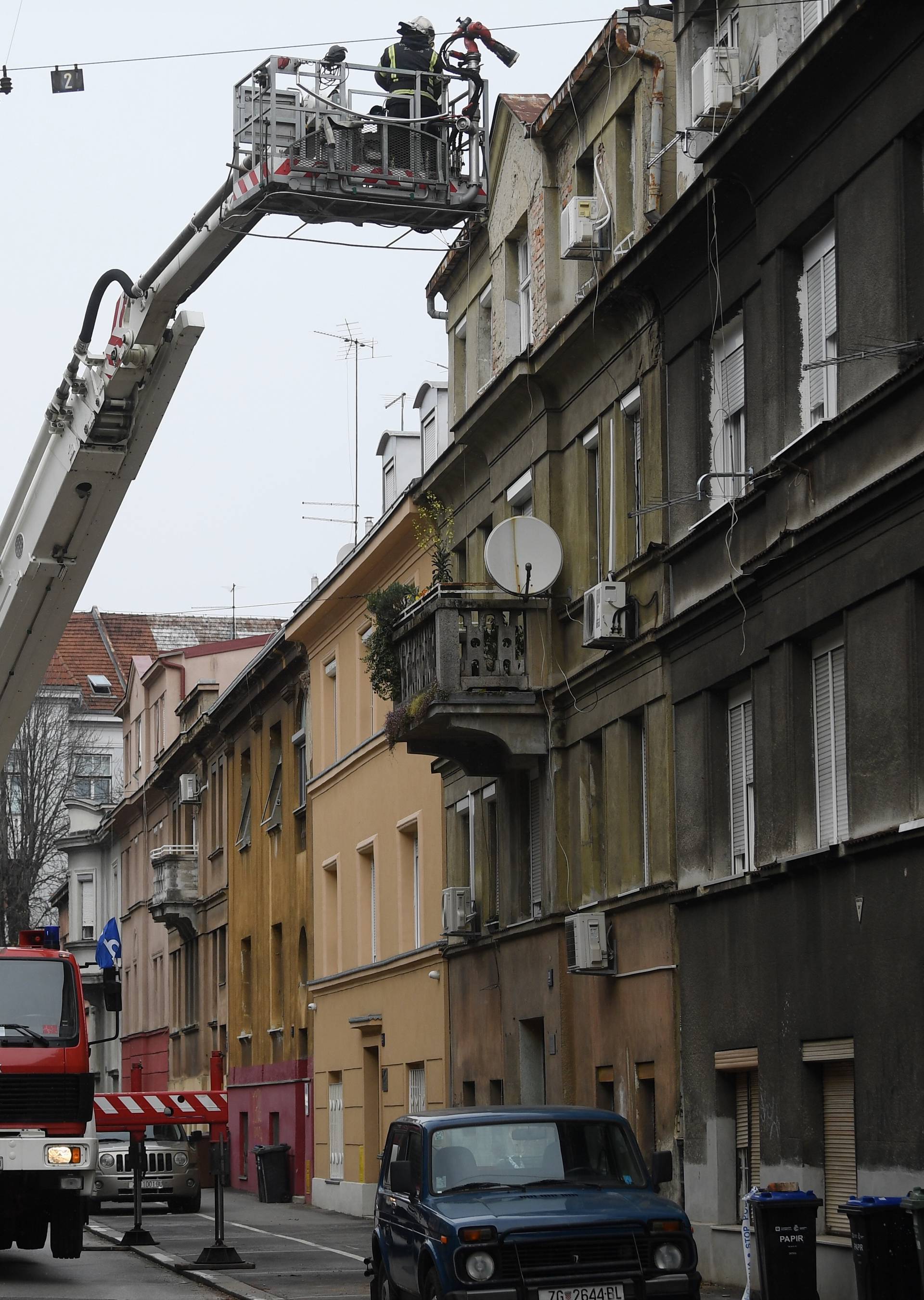Zagreb: Vatrogasci čiste krov u Kamaufovoj ulici