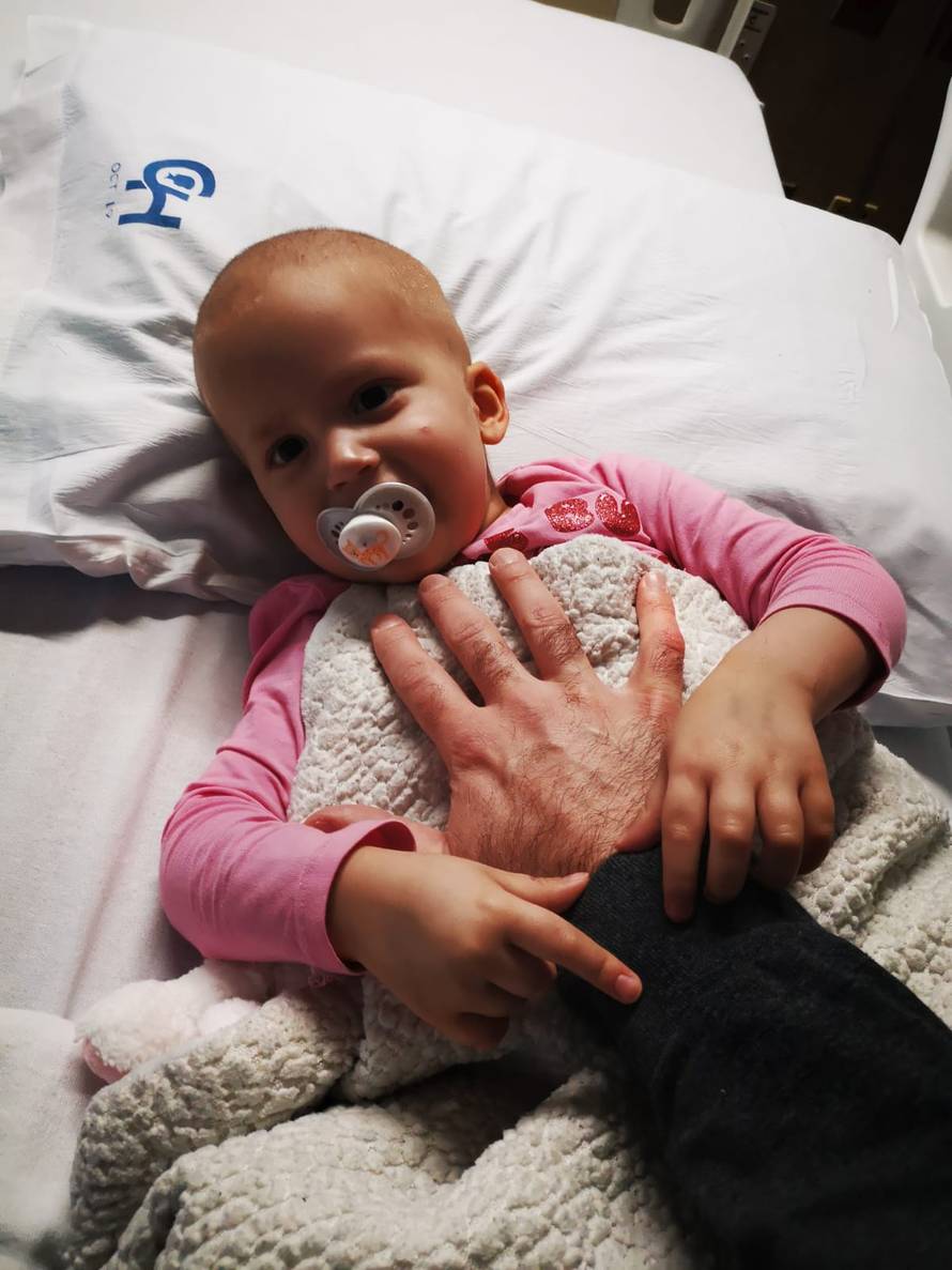 Ovako izgledaju Milini dani u bolnici: Smije se i gleda crtiće