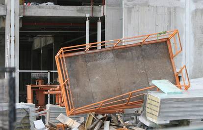 Radnik pao kroz ventilaciju u City Centru i polomio se