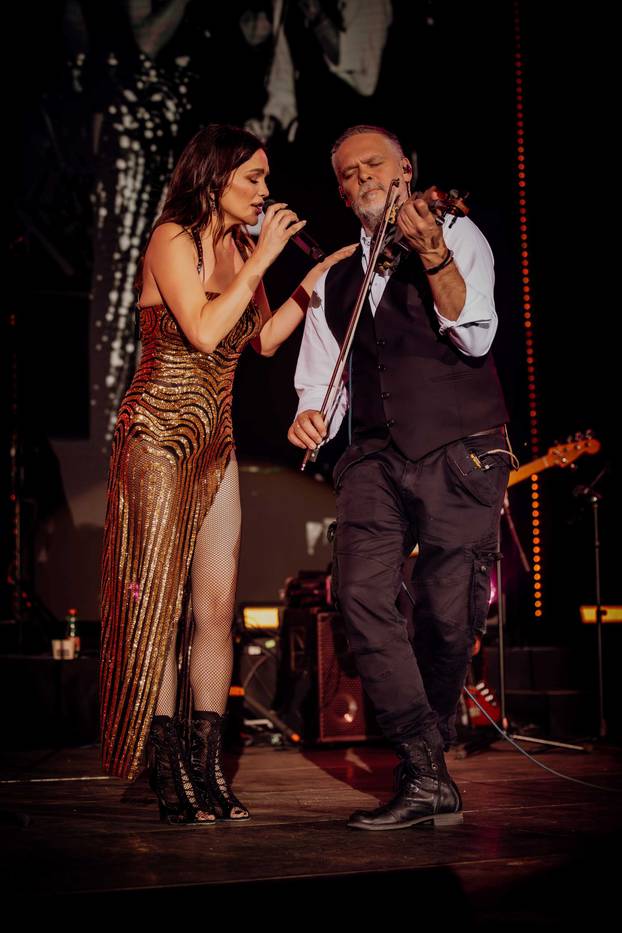 FOTO Severina u izazovnom izdanju oduševila obožavatelje na trosatnom spektaklu u Sisku