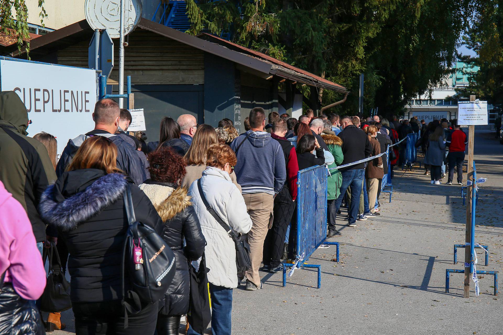 Gužva na Velesajmu: Građani u redovima čekaju na cijepljenje, stigli antivakseri i prosvjeduju