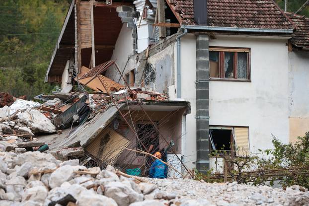 Jablanica: Ispod ruševina kuća traje potraga za žrtvama 